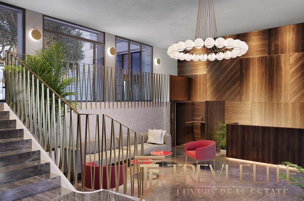 Элегантный интерьер лобби роскошного отеля или недвижимости, современный дизайн, теплые деревянные тона, уютные зоны отдыха и стильное освещение.