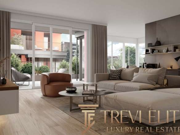 Современная гостиная с панорамными окнами и видом на балкон, оформленная в нейтральных тонах с уютной мебелью и декоративными элементами, создающими элитную атмосферу роскоши и комфорта.