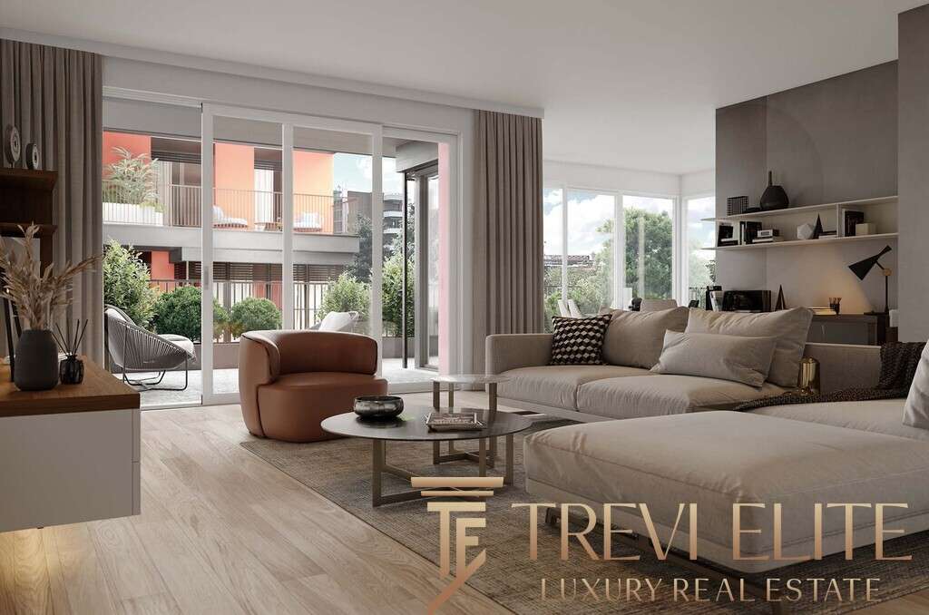 Современная гостиная с панорамными окнами и видом на балкон, оформленная в нейтральных тонах с уютной мебелью и декоративными элементами, создающими элитную атмосферу роскоши и комфорта.