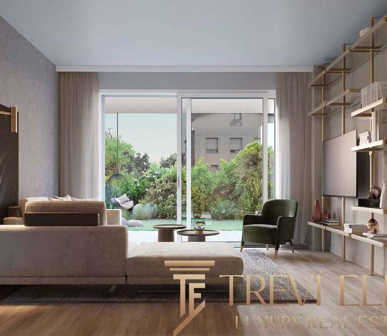 Элитная гостиная с панорамными окнами и видом на сад, современный дизайн интерьера, премиальная мебель, роскошные элементы декора.