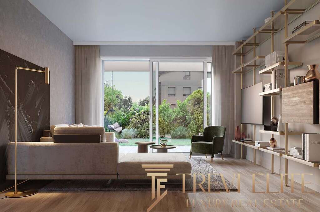 Элитная гостиная с панорамными окнами и видом на сад, современный дизайн интерьера, премиальная мебель, роскошные элементы декора.