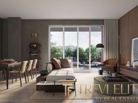 Высококлассная гостиная в современном стиле с большими окнами и балконом, элегантной мебелью и элементами декора в нейтральных оттенках.