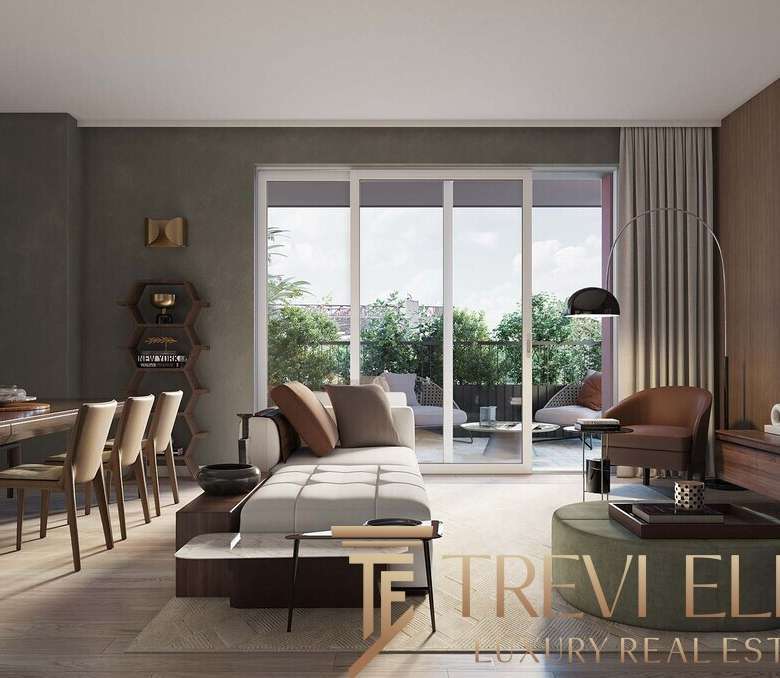 Высококлассная гостиная в современном стиле с большими окнами и балконом, элегантной мебелью и элементами декора в нейтральных оттенках.