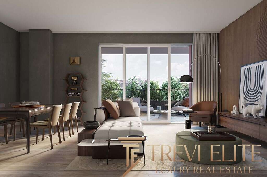 Высококлассная гостиная в современном стиле с большими окнами и балконом, элегантной мебелью и элементами декора в нейтральных оттенках.