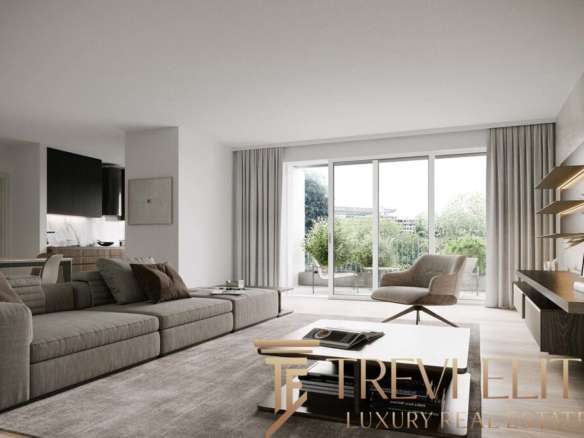 Высококлассная гостиная в современном доме с панорамными окнами, светлым интерьером и уютной обстановкой, созданная для комфортного отдыха и встреч с друзьями.