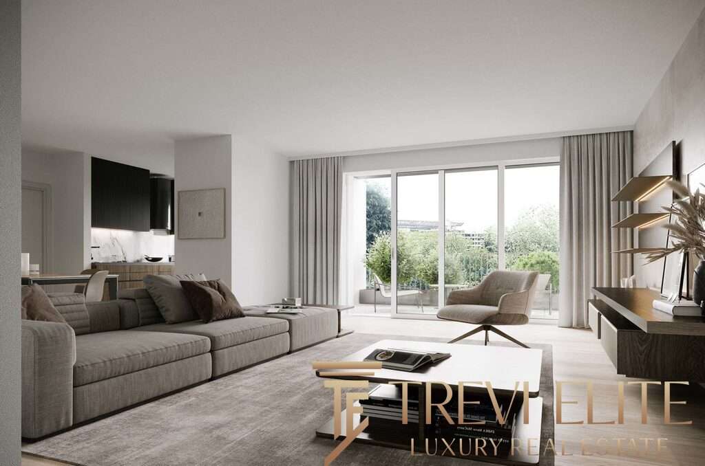 Высококлассная гостиная в современном доме с панорамными окнами, светлым интерьером и уютной обстановкой, созданная для комфортного отдыха и встреч с друзьями.