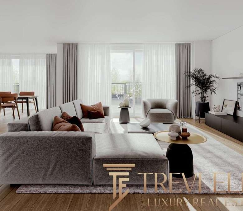 Современная роскошная гостиная с светлыми стенами и большим окном, создающим открытое пространство и естественное освещение, идеальная для элитной недвижимости.