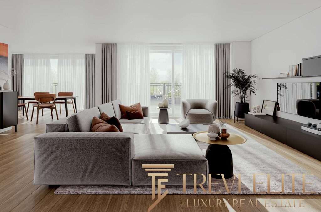 Современная роскошная гостиная с светлыми стенами и большим окном, создающим открытое пространство и естественное освещение, идеальная для элитной недвижимости.