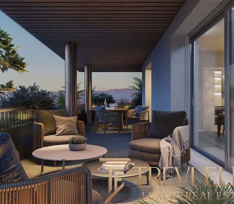 Элитная терраса с уютной мебелью и панорамным видом на вечерний пейзаж, идеальное место для отдыха и встреч.