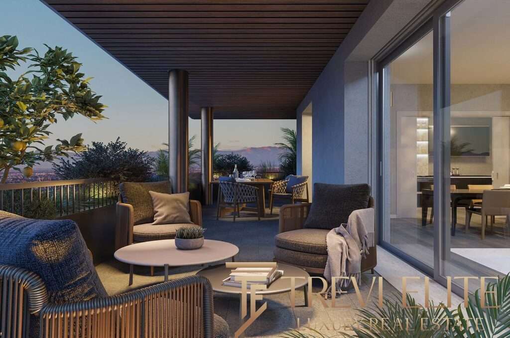 Элитная терраса с уютной мебелью и панорамным видом на вечерний пейзаж, идеальное место для отдыха и встреч.
