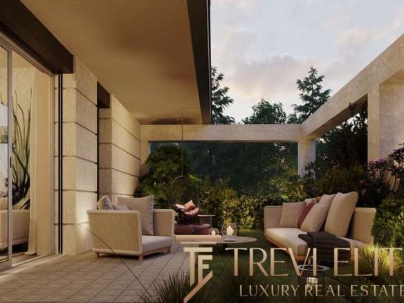 Современная терраса с уютной зоной отдыха и панорамным видом на зелень, сочетающая стильный дизайн и высокое качество материалов в элитной недвижимости.