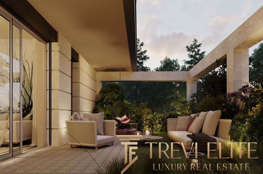 Современная терраса с уютной зоной отдыха и панорамным видом на зелень, сочетающая стильный дизайн и высокое качество материалов в элитной недвижимости.