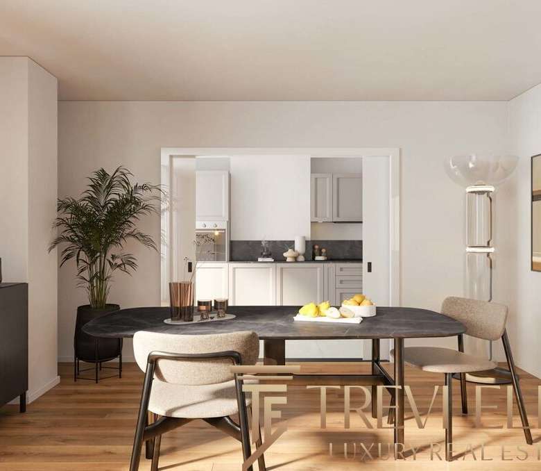 Элегантная современная гостиная с обеденной зоной, светлыми стенами, художественными фотографиями и минималистичным декором, идеально подходящая для роскошного жилья высокого класса.