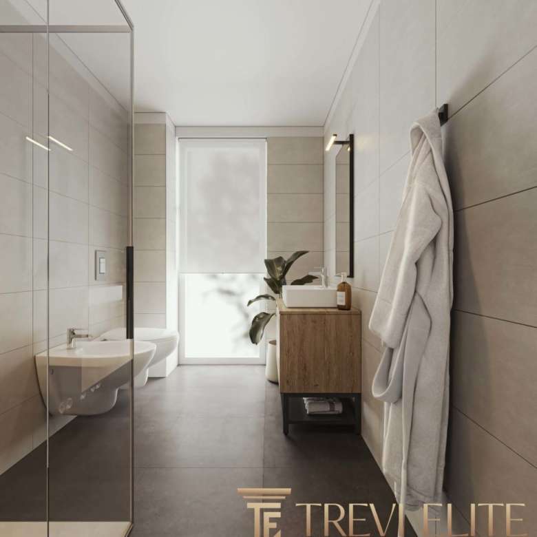 Элегантная современная ванная комната с минималистским дизайном, светлыми оттенками и стильными элементами интерьера, созданная для роскошных итальянских и международных объектов недвижимости Треви Элит.
