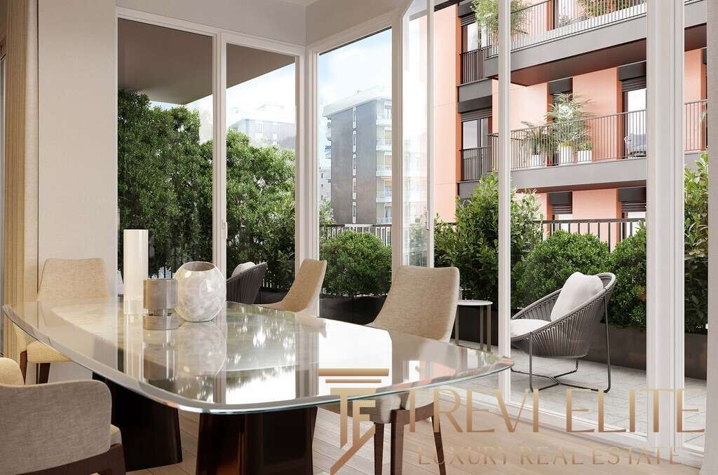 Высококачественная квартира с панорамными видами, дизайнерской мебелью и просторной террасой в престижном жилом комплексе. Идеально подходит для комфортной жизни и инвестиций.