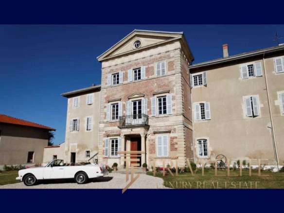 Элегантное итальянское особняк роскошная недвижимость, окруженная ухоженным садом, классическая архитектура, белые окна с деревянными ламбрекенами, автомобиль на переднем плане.