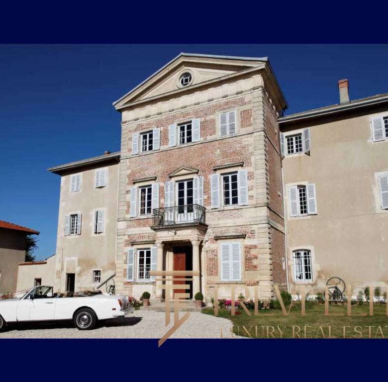 Элегантное итальянское особняк роскошная недвижимость, окруженная ухоженным садом, классическая архитектура, белые окна с деревянными ламбрекенами, автомобиль на переднем плане.