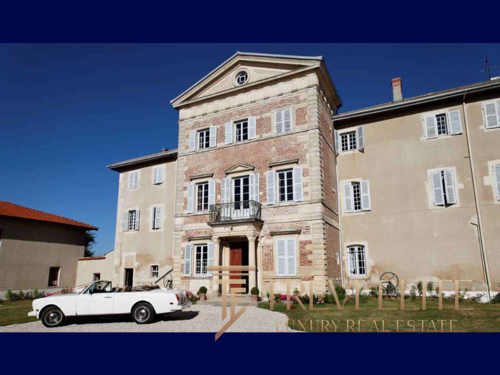 Элегантное итальянское особняк роскошная недвижимость, окруженная ухоженным садом, классическая архитектура, белые окна с деревянными ламбрекенами, автомобиль на переднем плане.