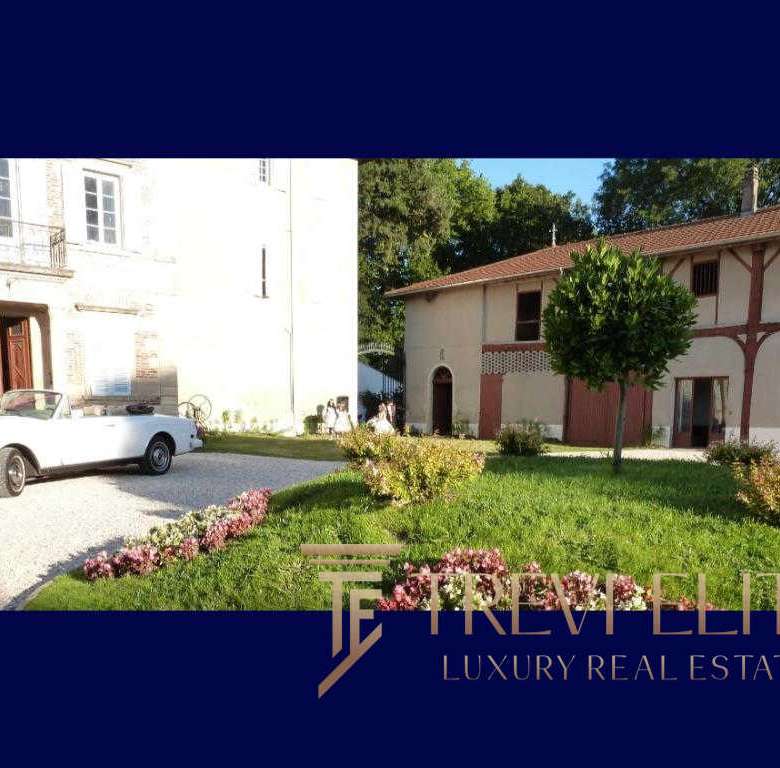 Элегантный особняк в Италии с ухоженным садом и роскошной архитектурой, предложение эксклюзивной недвижимости от агентства Треви Элит.