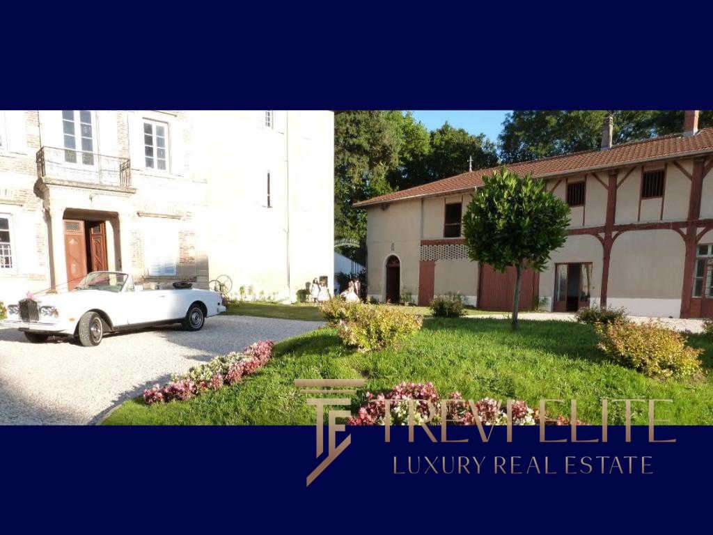 Элегантный особняк в Италии с ухоженным садом и роскошной архитектурой, предложение эксклюзивной недвижимости от агентства Треви Элит.