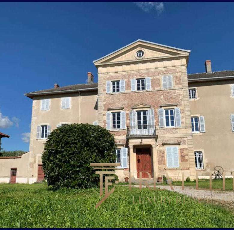 Роскошный старинный жилой дом в Италии с исторической архитектурой, окруженный зеленым садом, светлыми окнами и уютными балконами, идеально подходящий для элитной недвижимости.