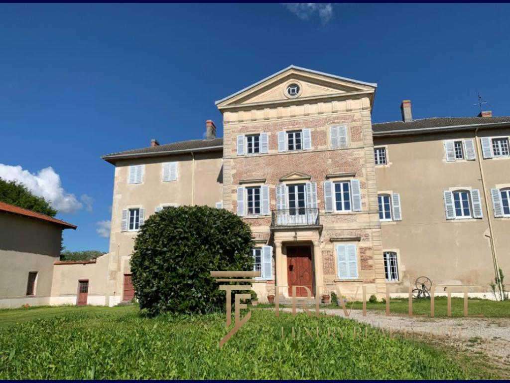 Роскошный старинный жилой дом в Италии с исторической архитектурой, окруженный зеленым садом, светлыми окнами и уютными балконами, идеально подходящий для элитной недвижимости.