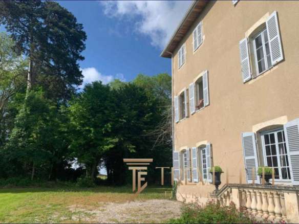 Элитный загородный дом с белыми французскими окнами и уютным садом в окружении зелени, представляет престижную недвижимость для взыскательных клиентов.