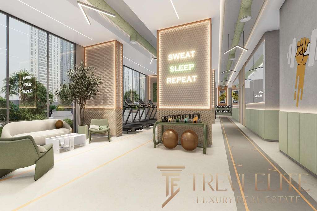 Современный фитнес-зал в агентовстве недвижимости Треви Элит с зонами для отдыха и тренировок, панорамными окнами и стильным дизайном высокого класса.