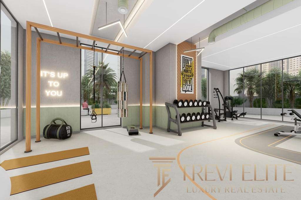 Современная фитнес-зона с тренажерами и зонами для тренировок, залитая естественным светом через большие окна, идеально подходит для роскошных жилых комплексов и элитной недвижимости в Италии и по всему миру.