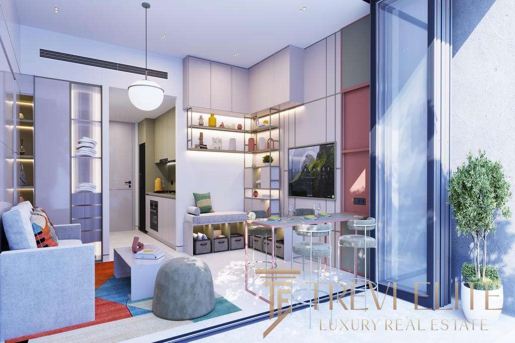 Элегантная современная гостиная в элитной недвижимости агенства Треви Элит с панорамными окнами, стильным интерьером и уютной зоной отдыха, подчеркивающей роскошь и комфорт высокого класса.