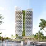 Современный жилой комплекс с двумя небоскребами и зеленой зоной, окруженной пальмами, на фоне голубого неба, в престижном районе города.