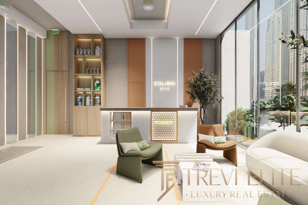 Современный интерьер лобби агентства недвижимости Треви Элит с комфортной зоной ожидания и панорамными окнами, пропускающими естественный свет и открывающими вид на город.