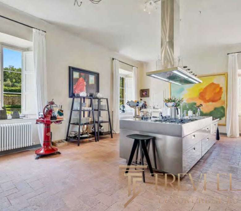 Роскошная кухня с большими окнами, светлыми стенами и стильной мебелью, создающая уютную атмосферу для отдыха и приготовления пищи. Идеальное пространство для ценителей элитной недвижимости.