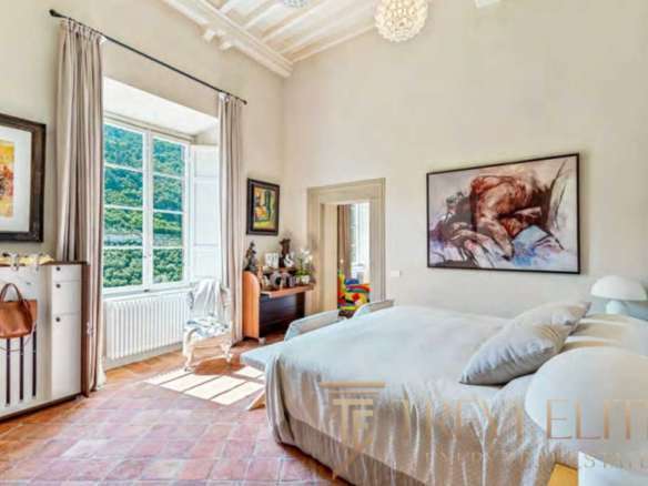 Роскошная спальня в элитной недвижимости с большими окнами и видом на природу, стильным интерьером и мебелью высокого класса, идеально подходит для комфортного проживания высокого уровня.