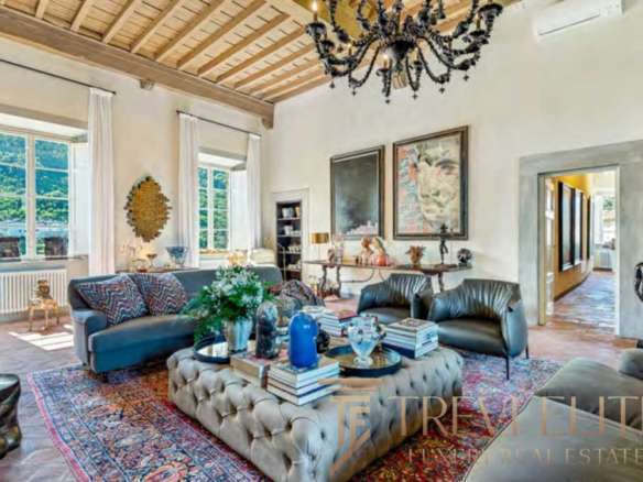 Роскошная гостиная в стильной вилле с антикварной мебелью и яркими элементами декора, большие окна, натуральное освещение, высокие потолки, изумительный дизайн интерьера, аренда элитной недвижимости.