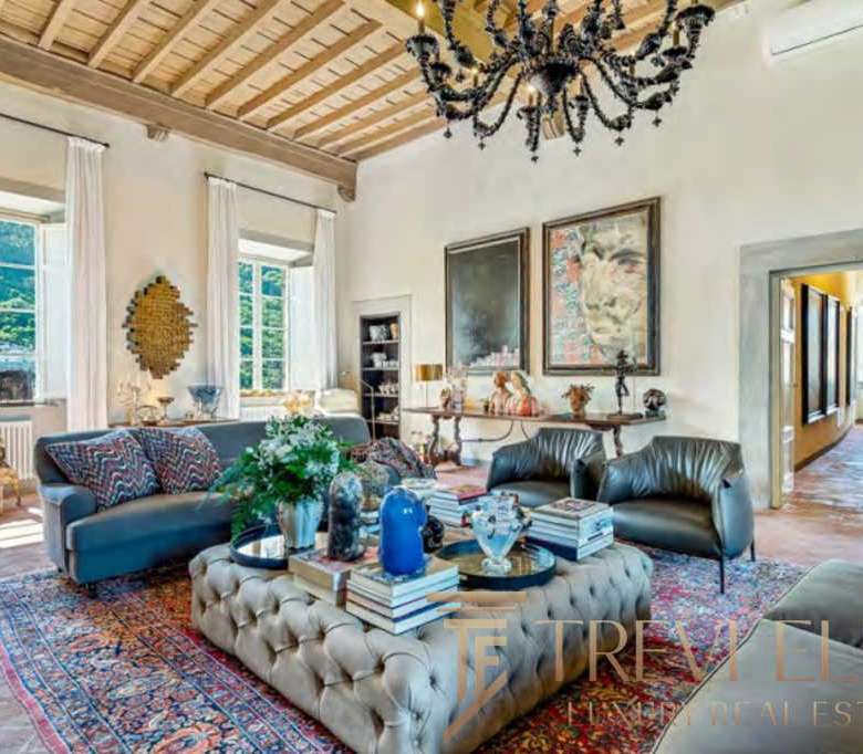 Роскошная гостиная в стильной вилле с антикварной мебелью и яркими элементами декора, большие окна, натуральное освещение, высокие потолки, изумительный дизайн интерьера, аренда элитной недвижимости.