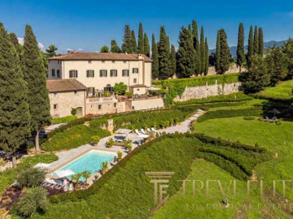 Загородный дом в Тоскане с бассейном, окружённый ухоженными садами и высокими кипарисами, эксклюзивная недвижимость от агентства Треви Элит.