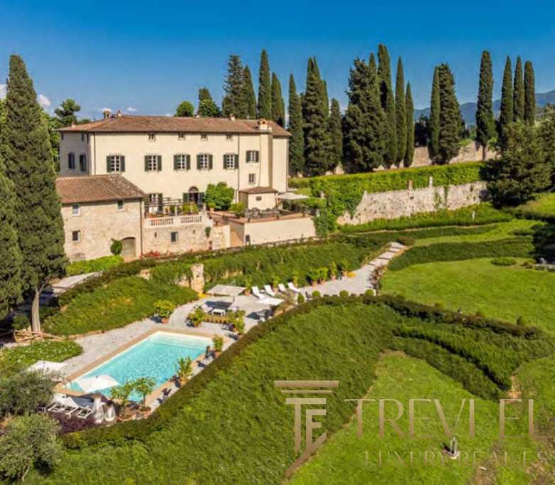 Загородный дом в Тоскане с бассейном, окружённый ухоженными садами и высокими кипарисами, эксклюзивная недвижимость от агентства Треви Элит.