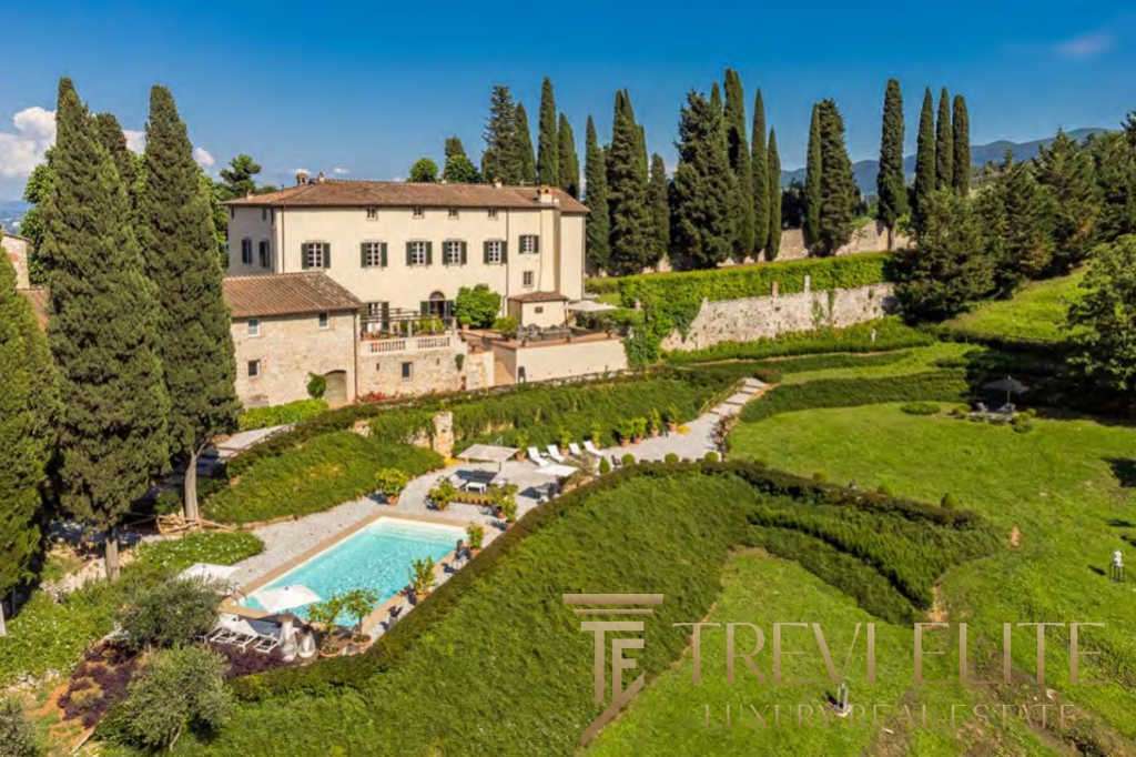Загородный дом в Тоскане с бассейном, окружённый ухоженными садами и высокими кипарисами, эксклюзивная недвижимость от агентства Треви Элит.