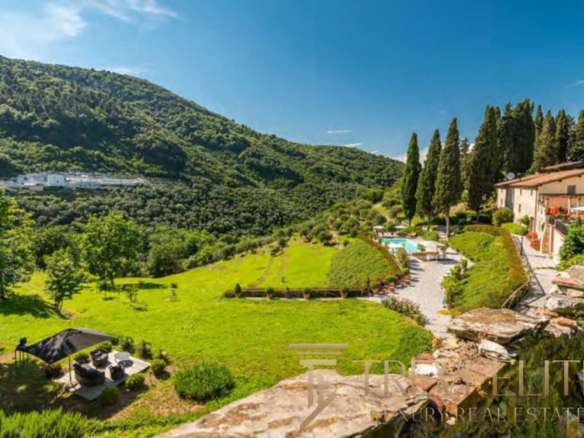 Ультрасовременный пейзаж итальянской виллы с живописным озером и холмами вокруг. Идеальное место для элитной недвижимости и отдыха в роскоши.