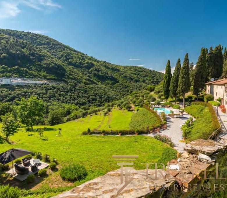 Ультрасовременный пейзаж итальянской виллы с живописным озером и холмами вокруг. Идеальное место для элитной недвижимости и отдыха в роскоши.