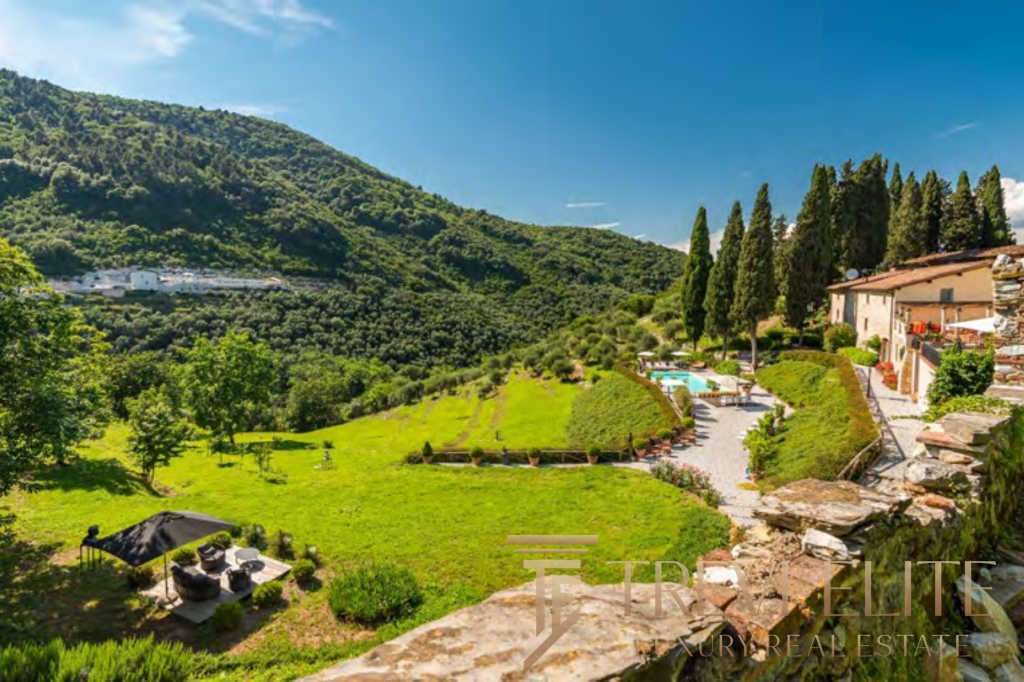 Ультрасовременный пейзаж итальянской виллы с живописным озером и холмами вокруг. Идеальное место для элитной недвижимости и отдыха в роскоши.