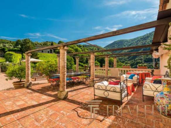 Роскошная терраса на открытом воздухе с видом на зелёные холмы и природу, стильная мебель, створённая для отдыха и наслаждения природой. Идеальное место для роскошных вечеров.