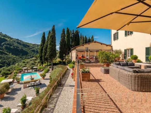 Роскошная терраса у живописных холмов с видом на сад и бассейн, идеально подходит для отдыха и развлечений на элитной недвижимости Треви Элит.