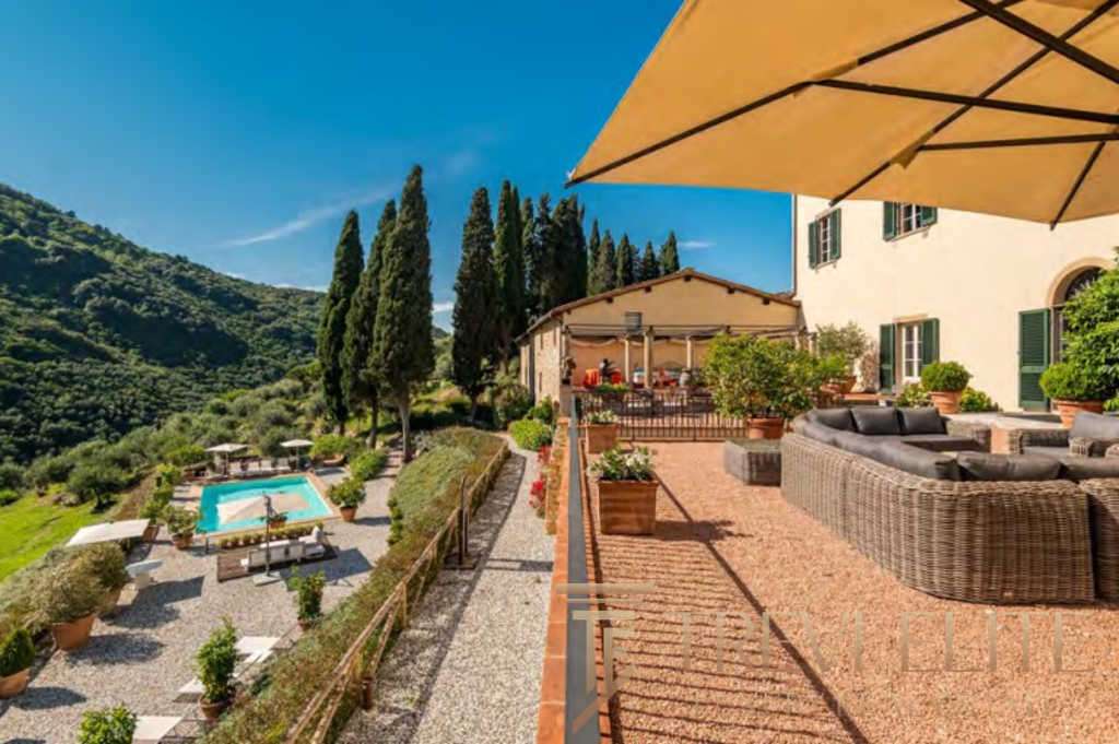 Роскошная терраса у живописных холмов с видом на сад и бассейн, идеально подходит для отдыха и развлечений на элитной недвижимости Треви Элит.
