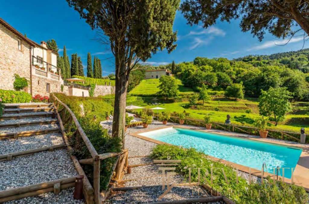 dom s vinograndikom s toskane lukka24 Уединенный роскошный дом с бассейном на фоне живописных зеленых холмов и деревьев, окруженный природой и итальянским пейзажем, идеальный для элитного отдыха и инвестиций.