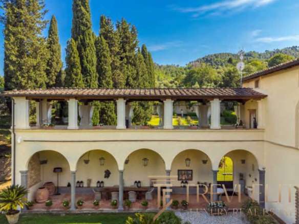 Элитный особняк в итальянском стиле на фоне зеленых холмов и голубого неба. Идеальное воплощение роскоши и уединения для ценителей высокого уровня жизни.