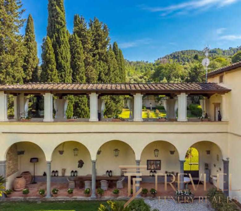 Элитный особняк в итальянском стиле на фоне зеленых холмов и голубого неба. Идеальное воплощение роскоши и уединения для ценителей высокого уровня жизни.