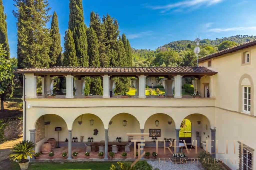 Элитный особняк в итальянском стиле на фоне зеленых холмов и голубого неба. Идеальное воплощение роскоши и уединения для ценителей высокого уровня жизни.