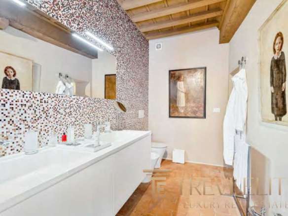 Роскошная ванная комната с современным дизайном, мозаичной отделкой и элегантной фурнитурой в эксклюзивном здании.